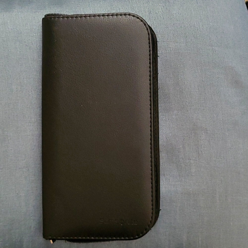NWOT Zip close travel wallet
